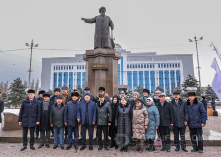 Жамбыл Жабаевтың ескерткішіне гүл шоқтары қойылды