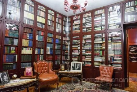 Төріне дүние емес кітап жиған қайраткер